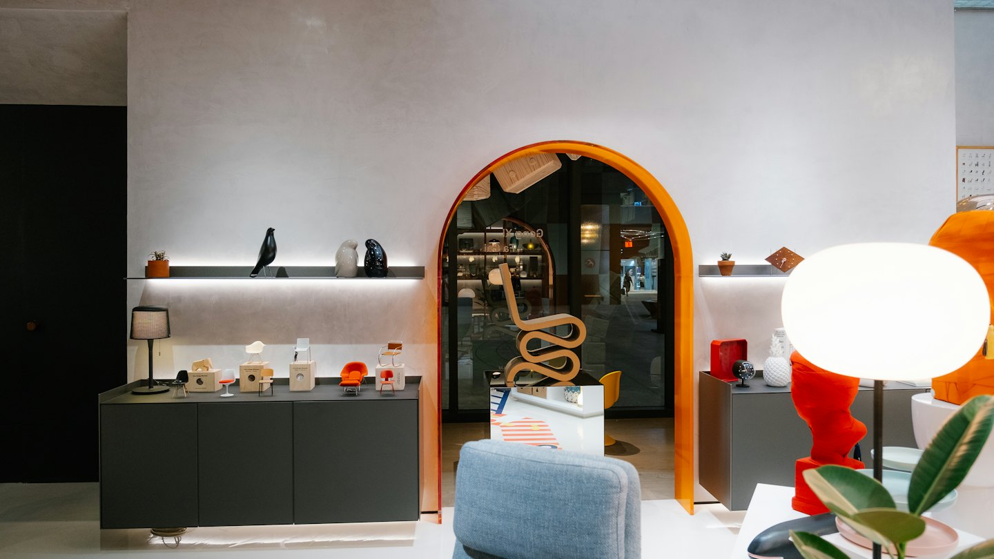 Modernes Ladendesign mit Regalen und Torbogen.